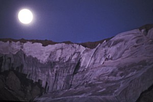 La lumière de la lune sculpte,